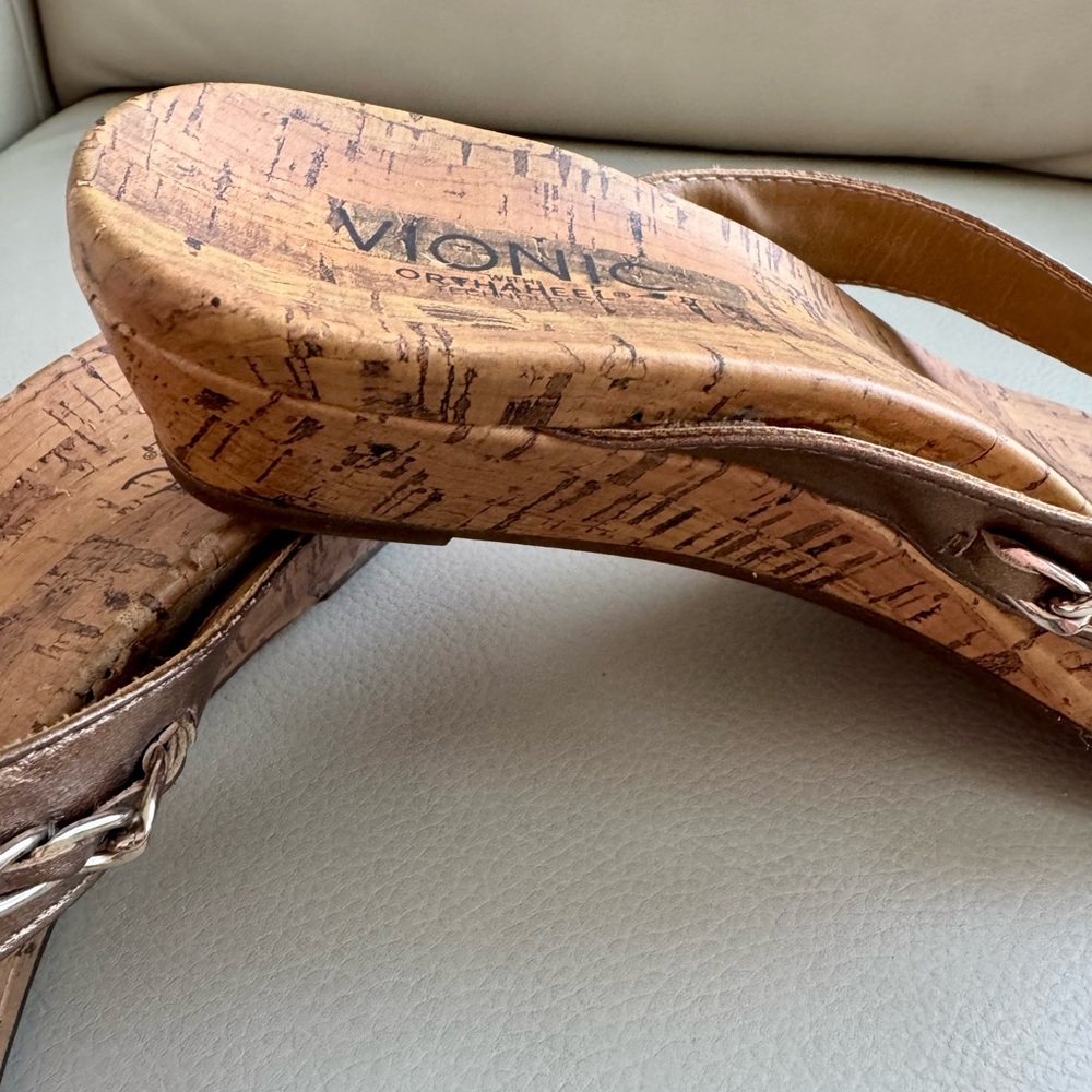 Vionic Gold/Bronze Cork-Look Sandal With Wedge Heel. Gold Chain Detail. 8 M - Picture 4 of 8